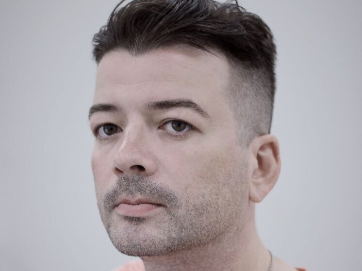 В Екатеринбурге умер режиссер и сооснователь театра «Тут» Дмитрий Неустроев