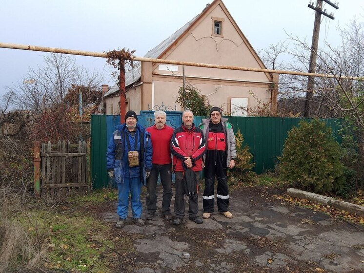 Волонтеры РПЦ отремонтировали кровлю дома в Ясиноватой после обстрелов