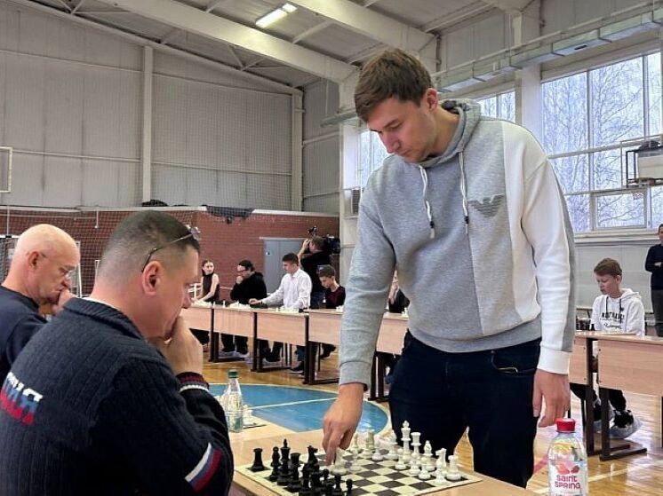 Гроссмейстер Сергей Карякин провел шахматный сеанс для жителей Котельнича