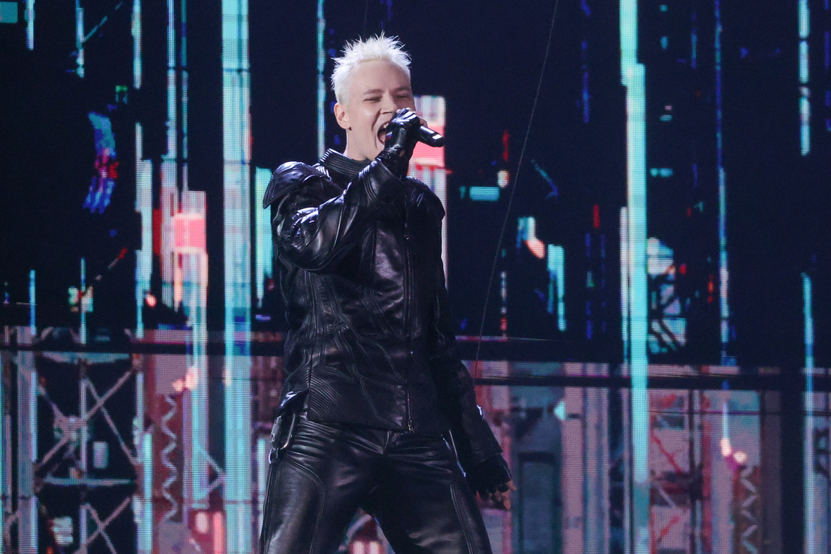 В одной из школ ХМАО вместо звонков в школах начали включать российские хиты