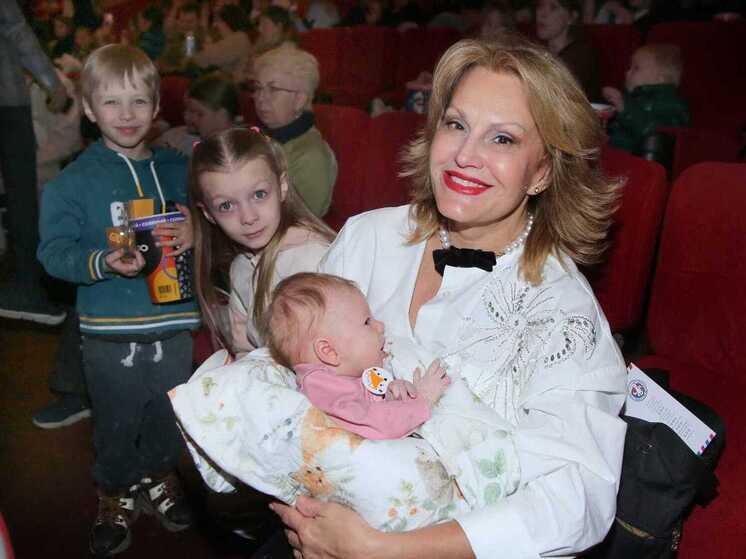 Телеведущая Елена Старостина пришла на премьеру в окружении внуков