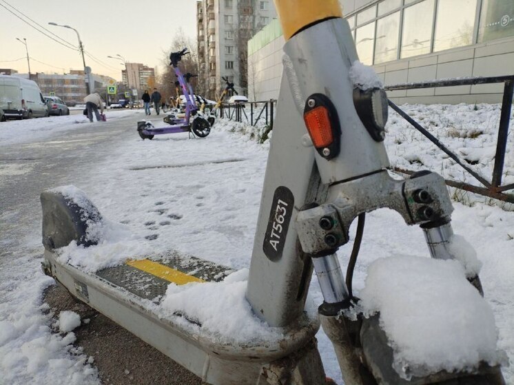 В Комитете по транспорту Петербурга не так давно подвели итоги сезона электросамокатов. За 2025 год пользователи совершили 40,5 млн поездок на 81,8 млн км. Кикшеринги заплатили в бюджет 37 млн рублей. В четырех центральных районах продлили запрет на парковку СИМ для повышения безопасности пешеходов, а еще за минувший сезон в Петербурге заблокировали 900 аккаунтов нарушителей.