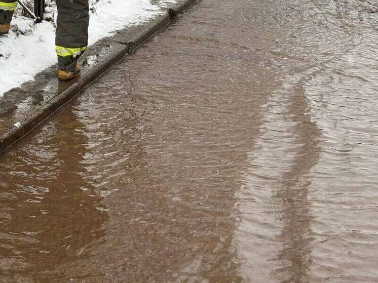 В Кировском районе появились «реки» из холодной воды после аварии водопровода
