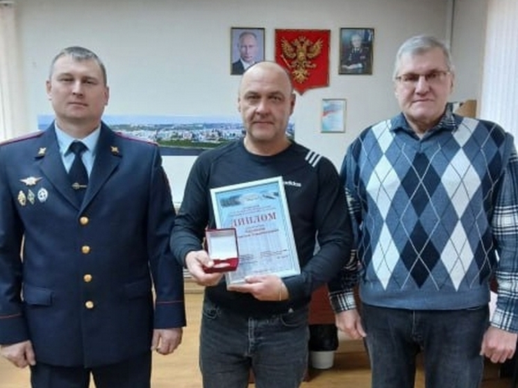 В Чувашии наградили таксиста из Мордовии за помощь в задержании курьера мошенников