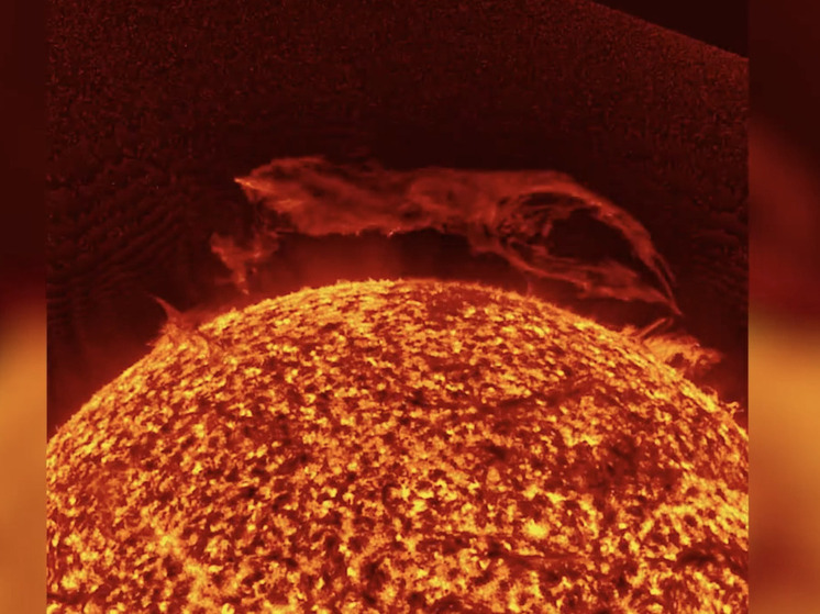 Ученые РАН сняли момент отрыва огромного царя-протуберанца от Солнца