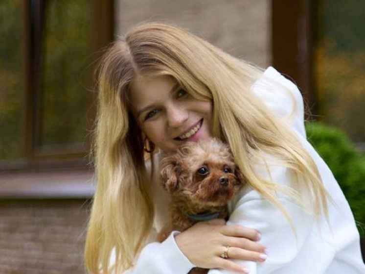 Недавно ставшая мамой фигуристка-одиночница Александра Трусова призналась, что предпочитает простой стиль в одежде. Обладательница серебряной олимпийской медали сфотографировалась на льду и восхитила натуральной красотой.