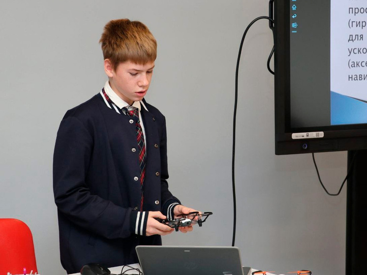 Липецкие лицеисты осваивают управление БПЛА в «Точке ростам»