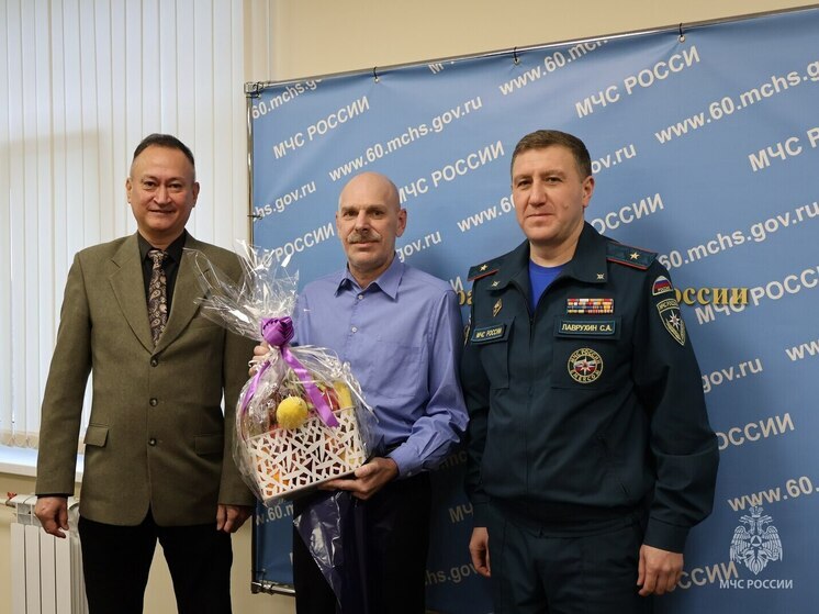 Новые звания получили специалисты МЧС Псковской области