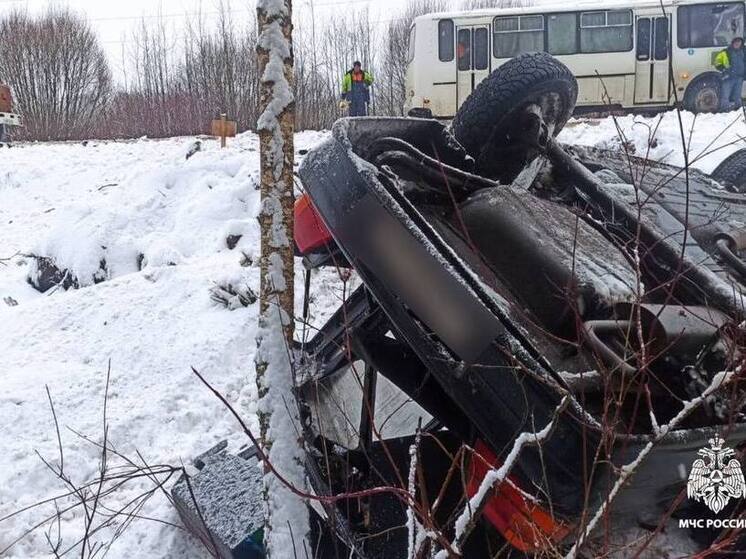 Под Тверью столкнулись легковушка и грузовик, есть пострадавшие