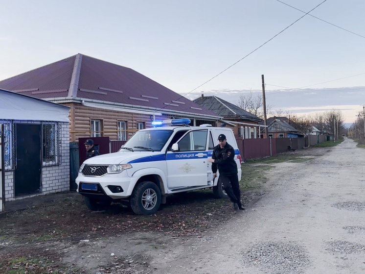 В Краснодарском крае полицейские спасли женщину из горящего дома