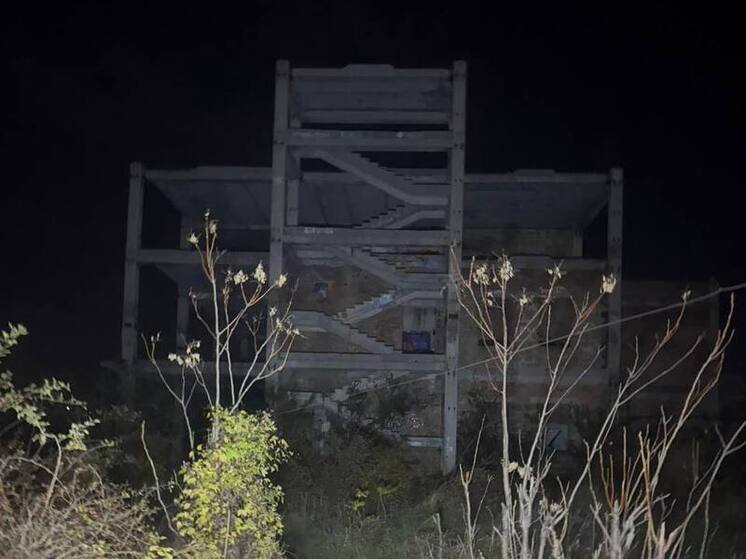 В Ялте подросток упал с четвертого этажа заброшенного здания