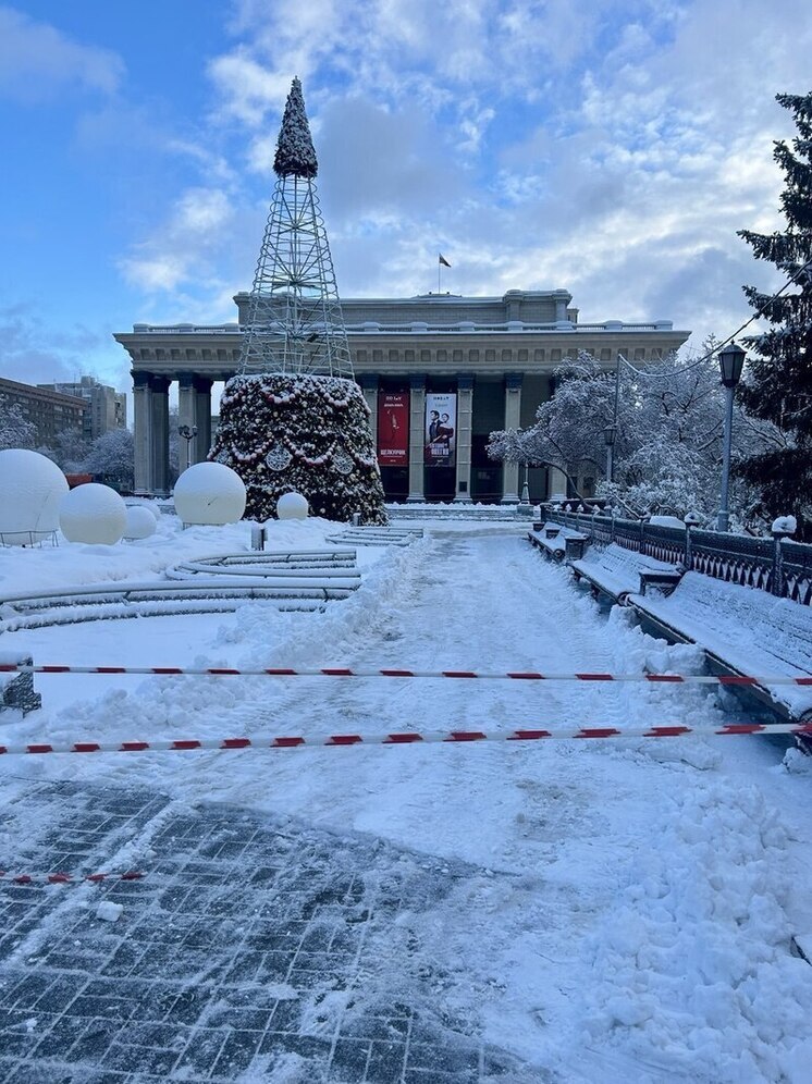 В центре Новосибирска начали устанавливать главную городскую ёлку
