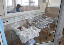 В России стало распространяться трогательное и важное общественное движение: посторонние, но неравнодушные люди предлагают встречать одиноких мам из роддомов, оказывая им первую необходимую помощь и моральную поддержку