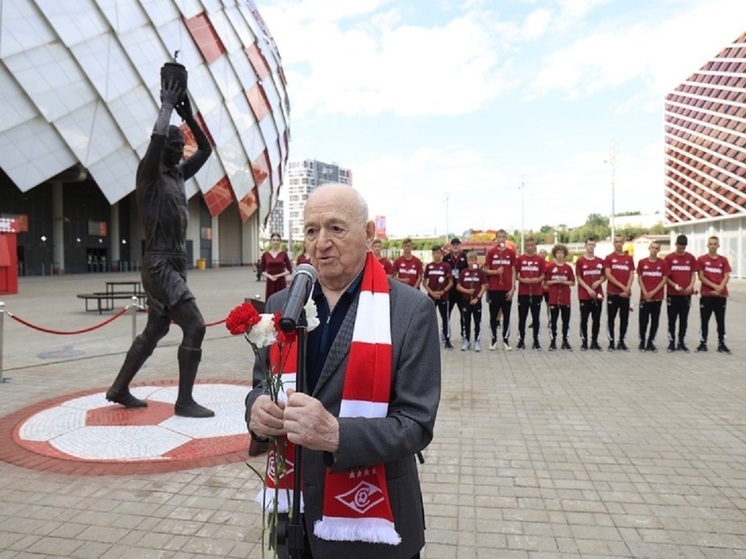 Ветеран московского %22Спартака%22, бывший игрок сборной страны и авторитетный российский специалист Игорь Анатольевич Ледяхов в эксклюзивном комментарии %22МК-Спорт%22 выразил соболезнования в связи с уходом из жизни лучшего бомбардира в истории %22красно-белых%22, легендарного Никиты Павловича Симоняна.