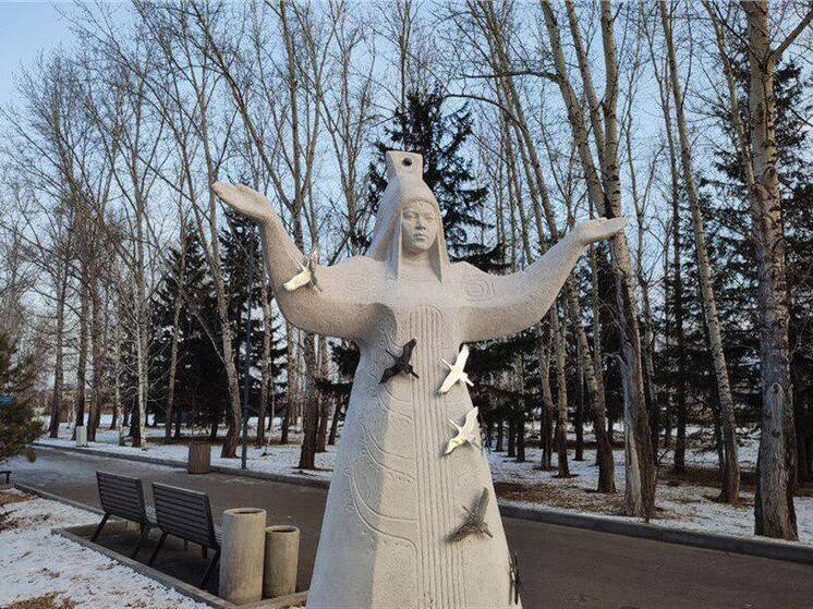 В Красноярске якутянка установила скульптуру «Мать-природа»