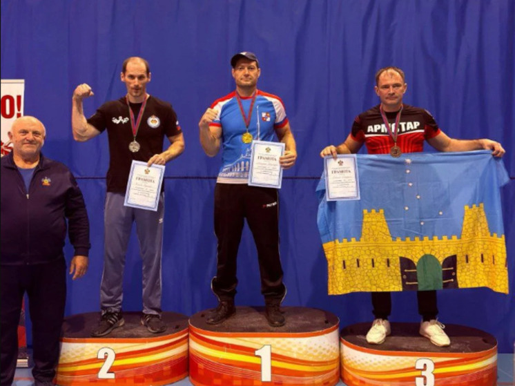 Трое жителей Сочи стали чемпионами Кубани по армрестлингу