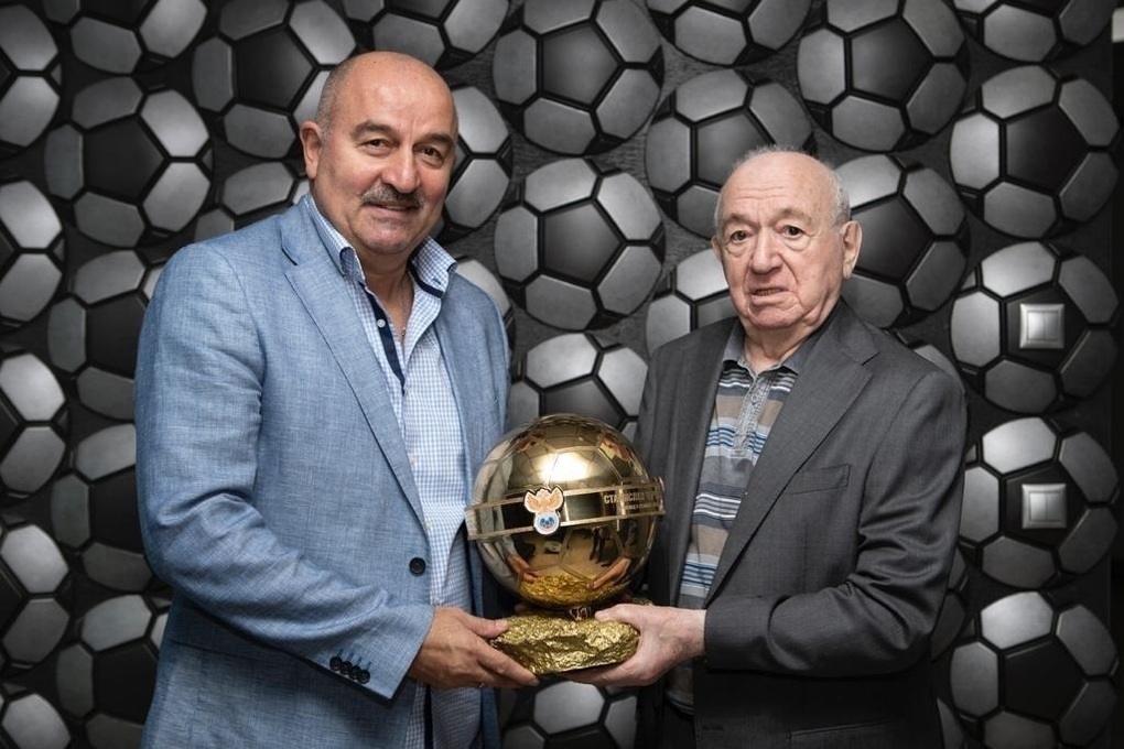 В воскресенье, 23 ноября 2025 года, ушёл из жизни Никита Павлович Симонян, олимпийский чемпион 1956 года в Мельбурне в составе сборной СССР, четырехкратный чемпион и двукратный обладатель Кубка СССР, лучший бомбардир в истории московского «Спартака». Как тренер трижды становился чемпионом СССР и четыре раза выигрывал Кубок страны, возглавлял сборную СССР. С 1992 года занимал пост первого вице-президента РФС.