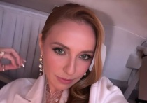 50-летняя олимпийская чемпионка по танцам на льду Татьяна Навка провела совместную фотосессию с младшей дочерью — 11-летней Надеждой, родившейся в браке фигуристки с политиком Дмитрием Песковым.