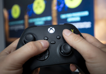 На полях сражений современности происходит тихая революция, источник которой удивительным образом лежит не в секретных лабораториях, а на полках обычных магазинов электроники. Об этом пишет Business Insider (статью перевели ИноСМИ). Армии стран НАТО все активнее интегрируют в свои боевые системы обычные геймпады от игровых консолей Xbox. 