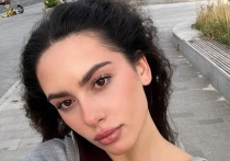 Известная российская художественная гимнастка Лала Крамаренко поделилась редким фото с непубличной сестрой Дианой. Девушки родились с разницей в несколько минут.