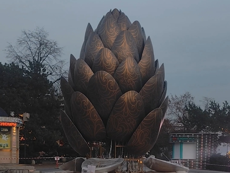 К Новому году на набережной Ростова установили огромную расписную шишку