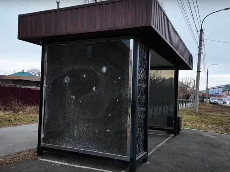 В Каслях вандалы испортили остановки и поломали новую спортплощадку