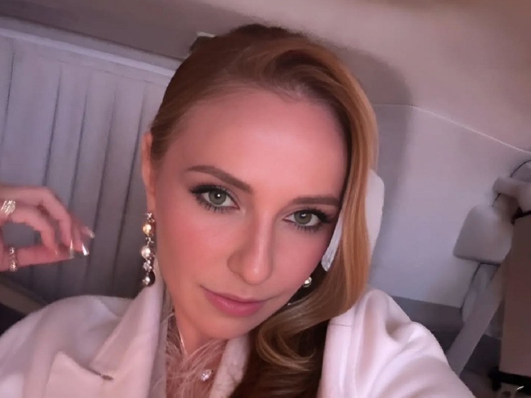 50-летняя олимпийская чемпионка по танцам на льду Татьяна Навка провела совместную фотосессию с младшей дочерью — 11-летней Надеждой, родившейся в браке фигуристки с политиком Дмитрием Песковым.