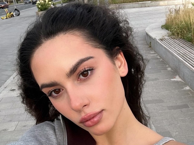 Известная российская художественная гимнастка Лала Крамаренко поделилась редким фото с непубличной сестрой Дианой. Девушки родились с разницей в несколько минут.