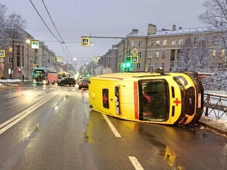 Легковушка и скорая помощь столкнулись в Колпино