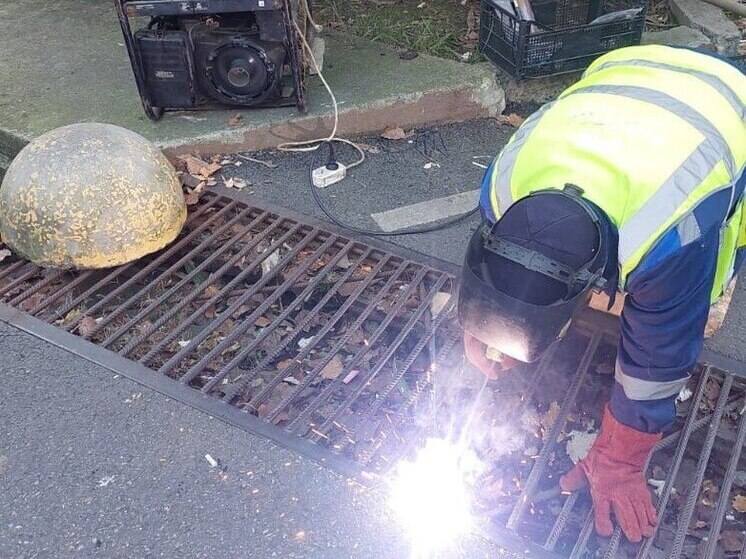 За выходные специалисты очистили «ливневки» в разных районах Сочи