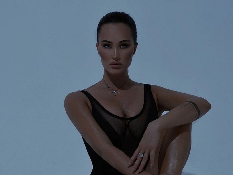 Олимпийская чемпионка по художественной гимнастике Анастасия Татарева повторила тренд, завирусившийся в соцсетях. Выполнить такой трюк могут только очень гибкие девушки.