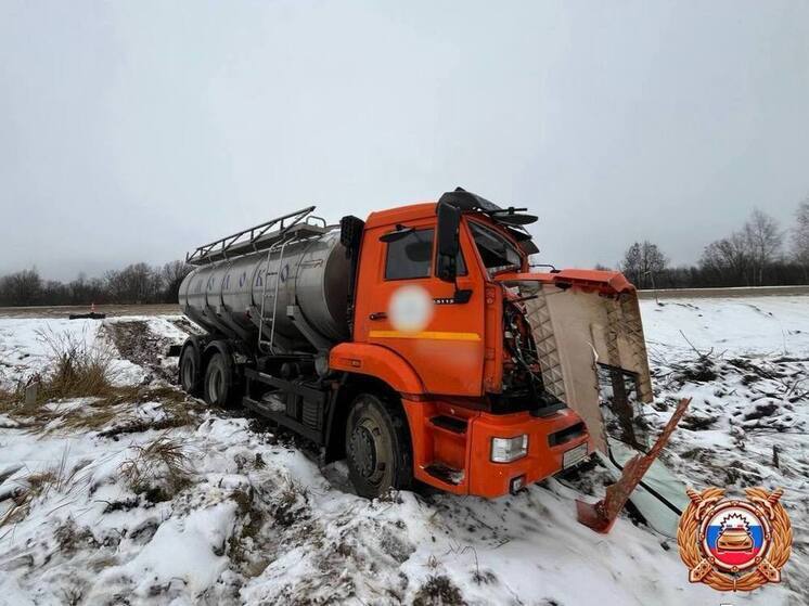 Два грузовика столкнулись в Тверской области, есть пострадавший