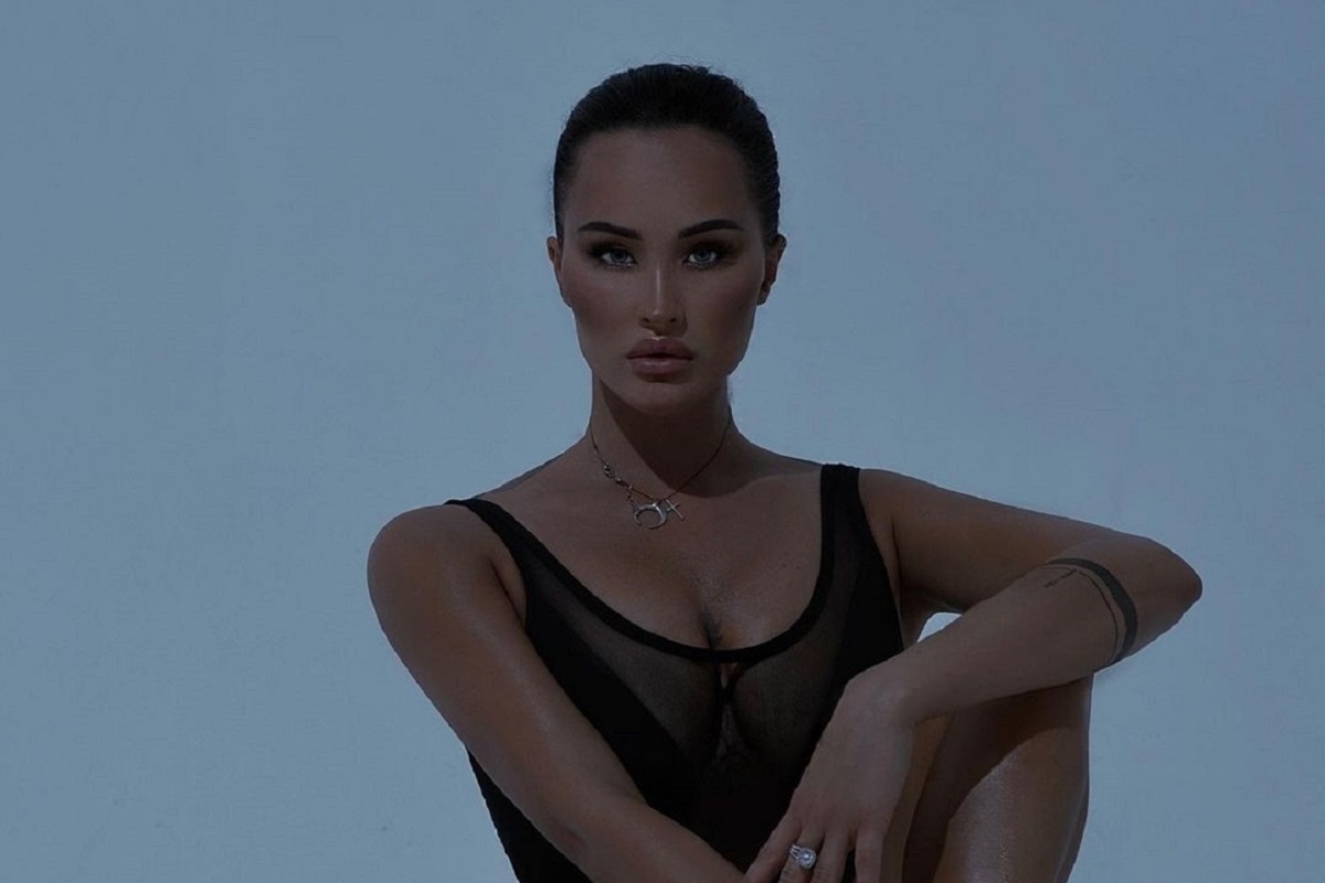 Гимнастка снялась с нескромного ракурса