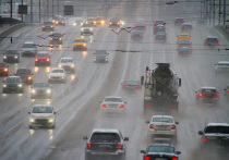 Ледяные осадки накрыли Центральную часть России, доставив немало неприятностей жителям и городским службам, которые вынуждены разгребать их последствия. От ледяной напасти страдают прежде всего пассажиры наземного общественного транспорта, пешеходы, которые падают, и, конечно же, автомобилисты. Мы выяснили, что происходит в столице и области из-за тотального обледенения, а автоэксперт рассказал, как защитить машину от ледяного дождя и во сколько это обойдется. 
