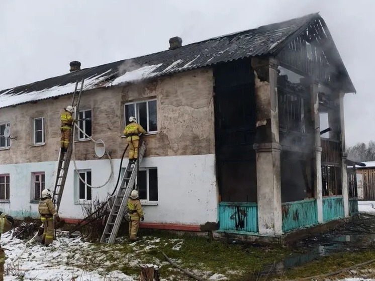 В Парфинском округе пожарные в течение часа тушили двухэтажный дом