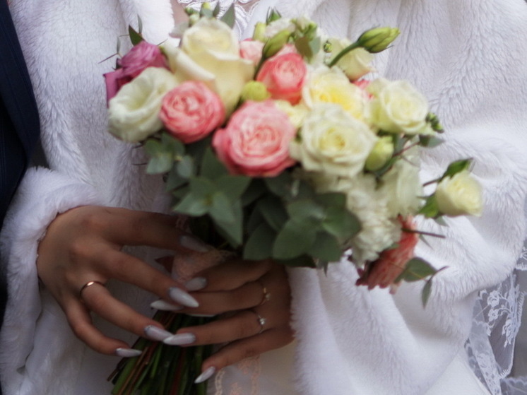 В Петербурге невеста сломала руку перед регистрацией, пытаясь повторить тренд