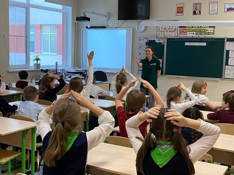 В Муринской школе сотрудники эконадзора провели урок