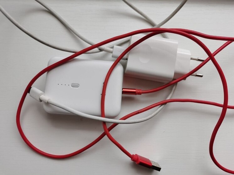 Петербуржцев предупредили о вреде дешевых зарядок для телефона