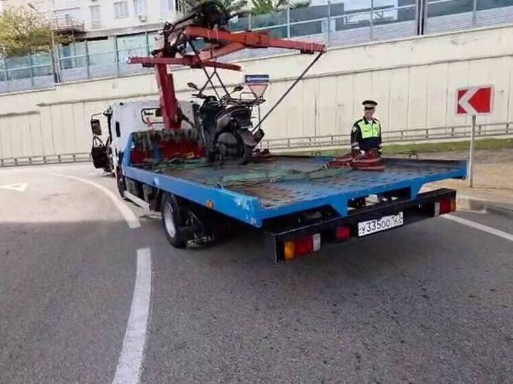 В Сочи инспекторы задержали мопедиста с явными признаками опьянения