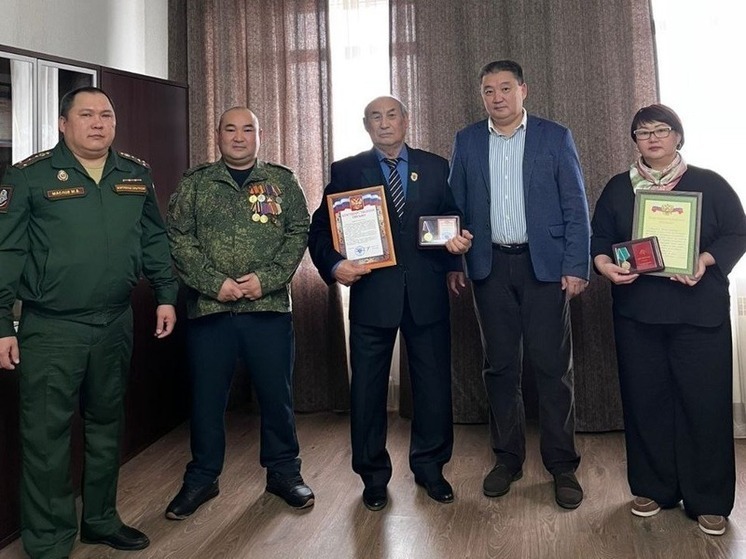 В районе Калмыкии наградили семью участника СВО