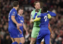 Удаление игрока «Эвертона» за стычку с одноклубником в матче с «Манчестер Юнайтед»: редкий инцидент, подтверждённый VAR, не помешал гостям одержать победу. В 12-м туре АПЛ "Эвертон" в гостях в меньшинстве с минимальным счетом обыграл "Манчестер Юнайтед" даже после того, как остался в меньшинстве. Это позорная страница в истории "красных дьяволов" в очередной раз показала глубину кризиса в некогда славной команде.