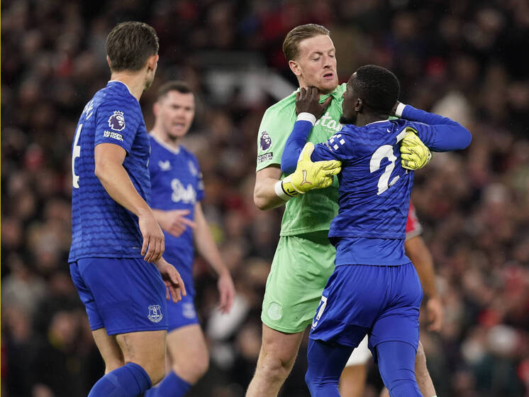 Удаление игрока «Эвертона» за стычку с одноклубником в матче с «Манчестер Юнайтед»: редкий инцидент, подтверждённый VAR, не помешал гостям одержать победу. В 12-м туре АПЛ %22Эвертон%22 в гостях в меньшинстве с минимальным счетом обыграл %22Манчестер Юнайтед%22 даже после того, как остался в меньшинстве. Это позорная страница в истории %22красных дьяволов%22 в очередной раз показала глубину кризиса в некогда славной команде.