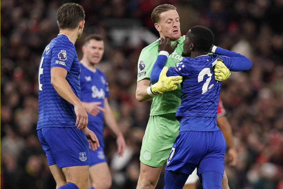 В Премьер-лиге произошел редкий случай - арбитр удалили игрока "Эвертона" за драку с одноклубником