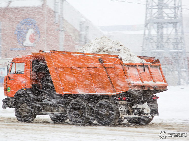 Глава городской администрации Кемерова проинформировал общественность о том, что около 80% дорог города освобождены от снежных завалов