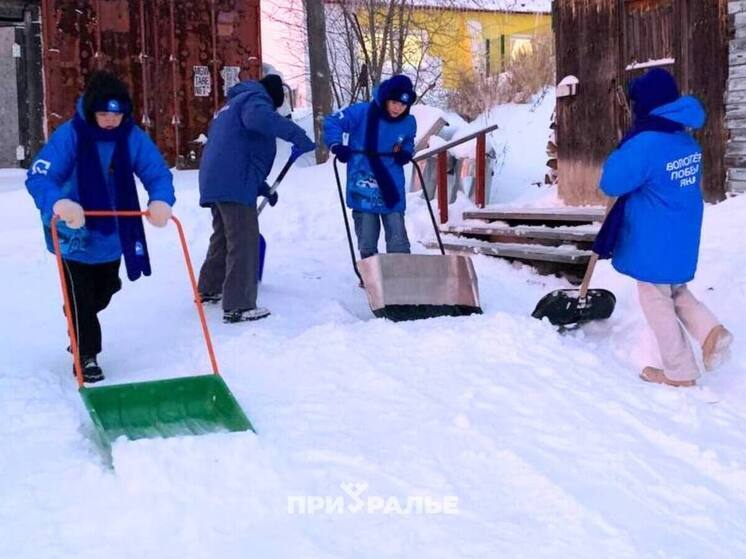 Юные волонтеры в Харсаиме очистили от снега двор у дома пожилой учительницы