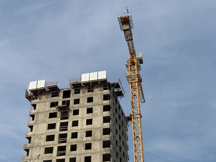  Строитель пострадал при падении с крыши в Арсеньеве