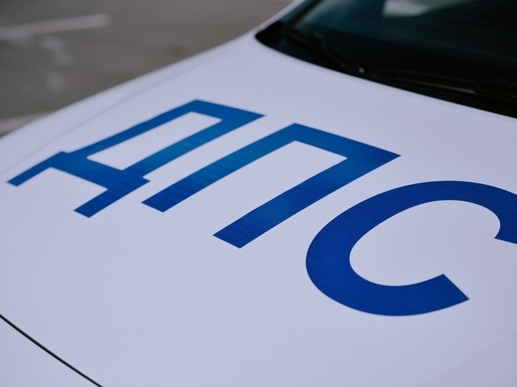 В Стрежевом водитель без прав протащил инспектора ДПС на машине