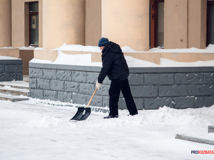 Мэр Кемерова раскритиковал управляющие компании за уборку снега во дворах