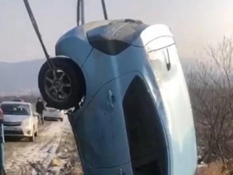 Автомобиль утонул в овраге на улице Фархутдинова в Южно-Сахалинске