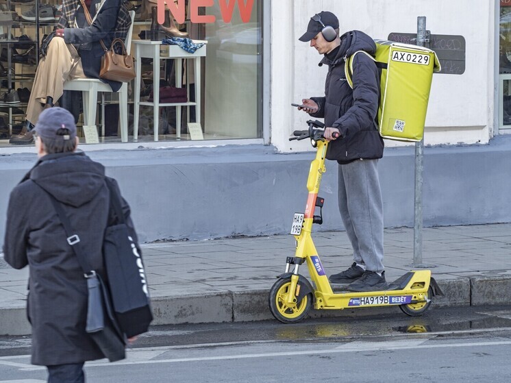 ТАСС: в Госдуме предложили решение проблемы с ездой курьеров по тротуарам